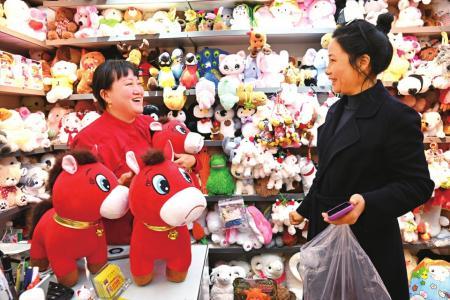 “委屈脸”引发共鸣，“哭哭马”意外火了 一个毛绒玩具的爆款启示录